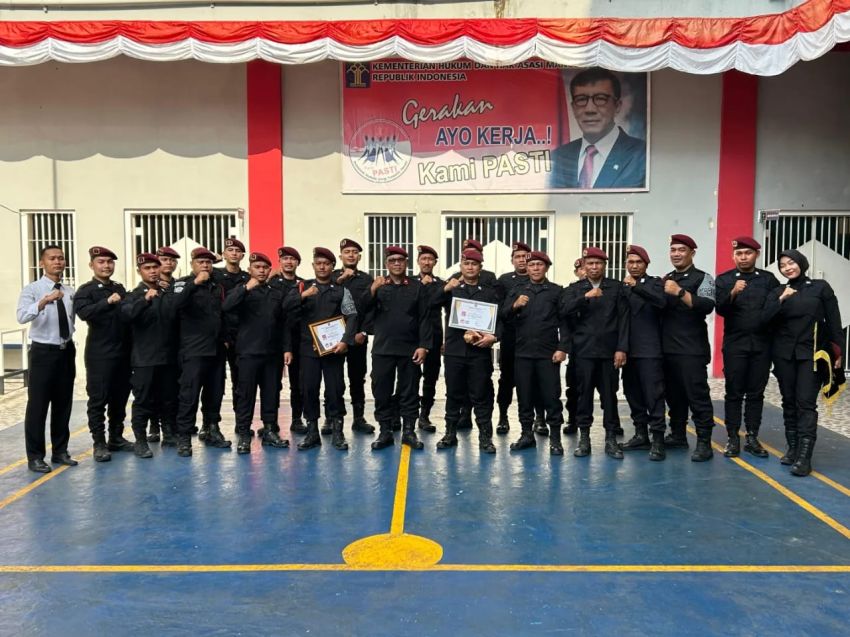 Haris Martin Gultom dan Junniver Hutasoit Terima Penghargaan Pegawai Teladan Lapas Barus