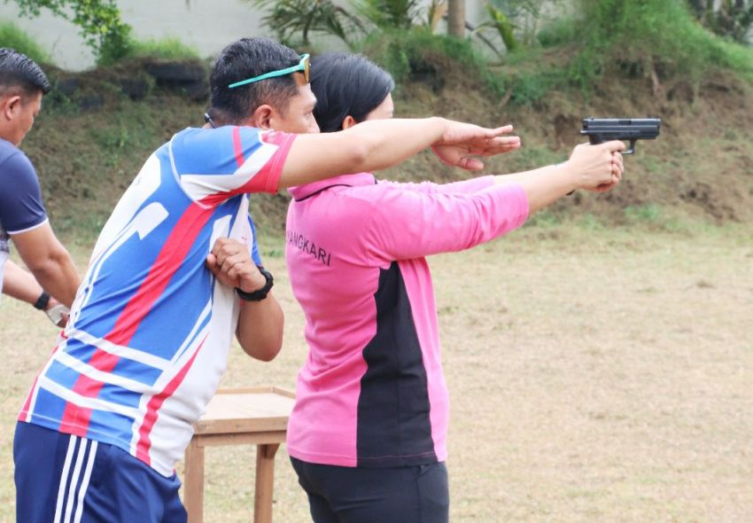 Personel Polres Pematangsiantar Latihan Menembak