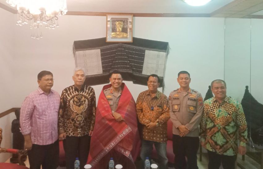 Ir GM Chandra Panggabean Ulosi Kapolda Sumut Irjen Pol Whisnu