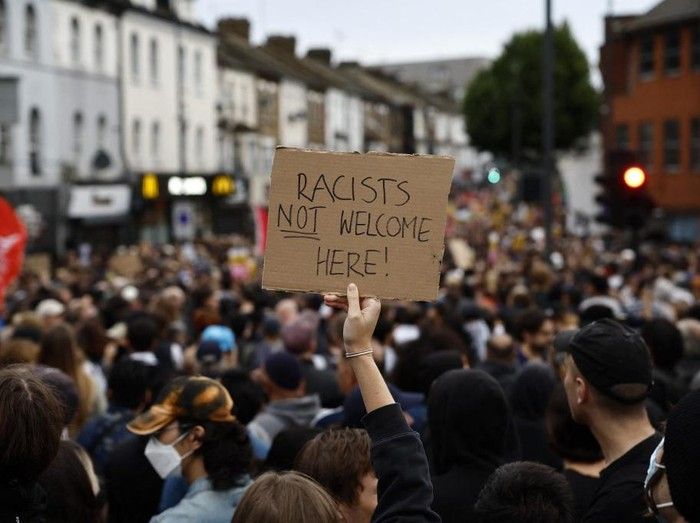 Demonstran Anti-Rasisme Turun ke Jalanan Inggris