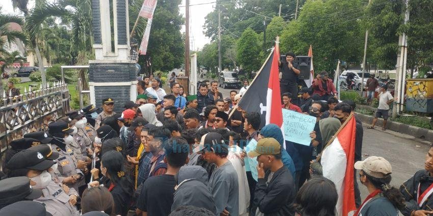Kawal Putusan MK, Aliansi Mahasiswa Saling Dorong dengan Aparat saat Unjuk Rasa di DPRD Pematangsiantar
