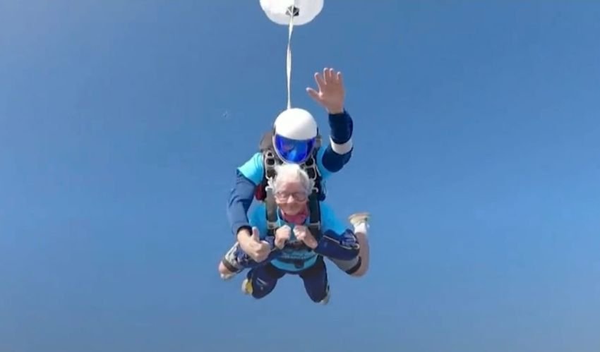 Luar Biasa ! Nenek 102 Tahun Rayakan Ultah dengan Terjun Payung