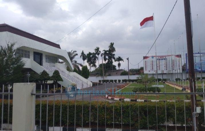 DPRD Labuhanbatu Kibarkan Bendera Merah Putih Satu Tiang Penuh