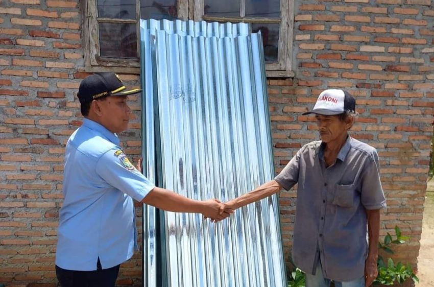 Kades dan Perangkat Desa Gunungmelayu Bantu Korban Angin Puting Beliung