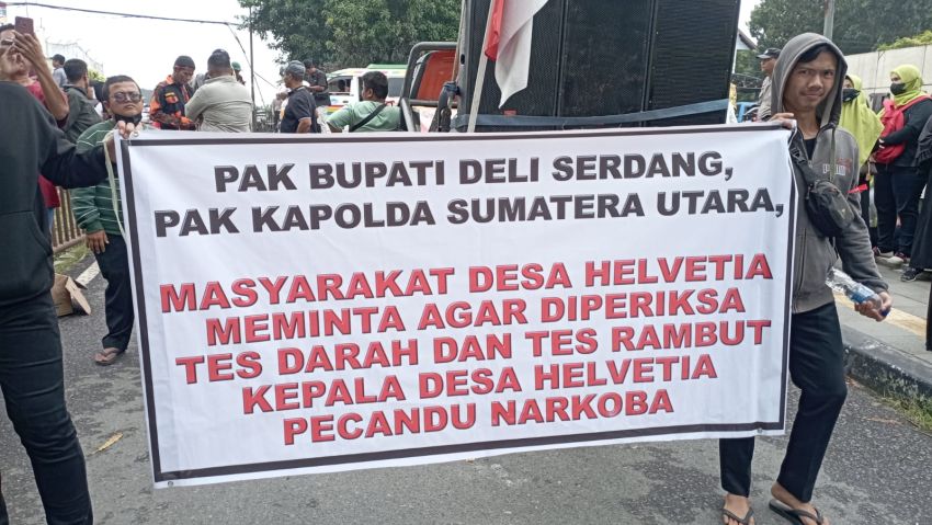 Diduga Kadesnya Ditangkap Lepas Kasus Narkoba, Warga Desa Helvetia Demo Mapolda Sumut