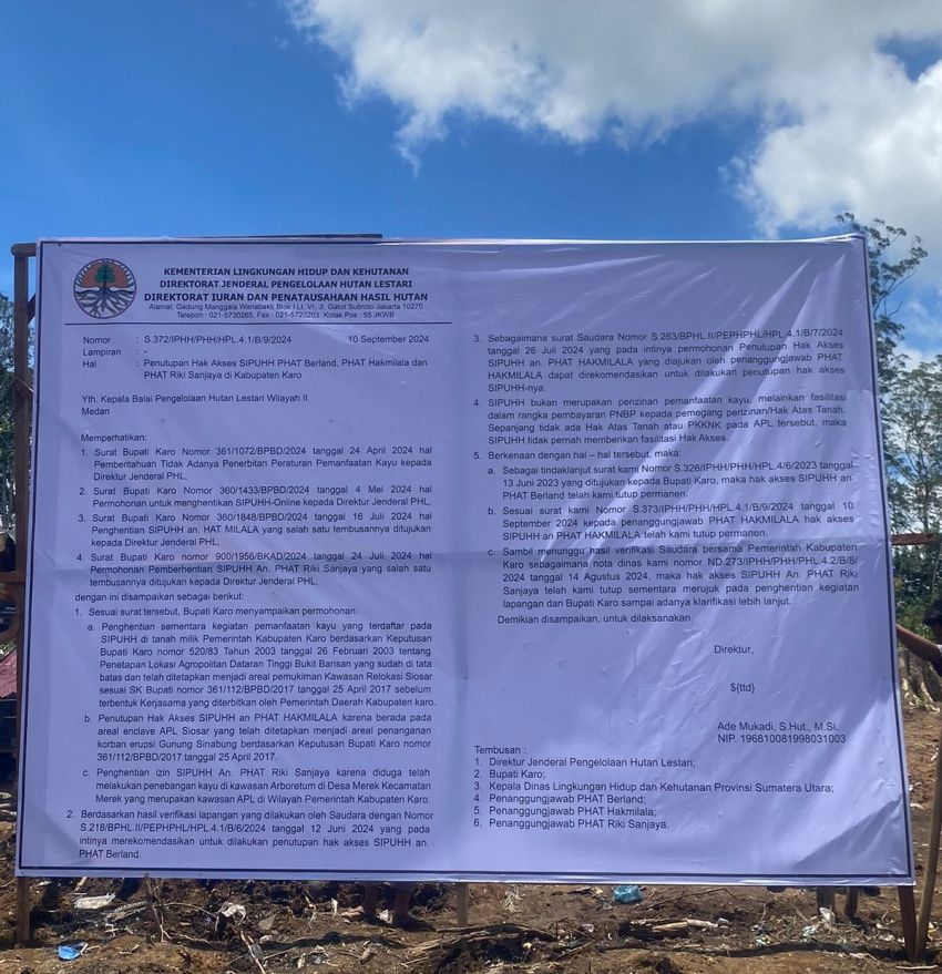 Warga Pasang Spanduk Pembekuan Izin Penatausahaan Hasil Hutan Arboretum di Merek