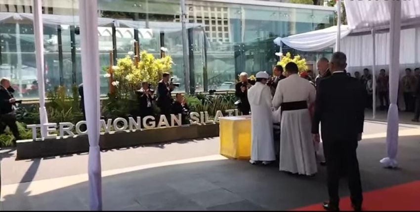 Kunjungi Terowongan Silaturahmi, Paus Fransiskus : Simbol Memperkuat Persaudaraan