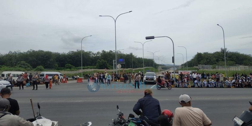 Masyarakat Antusias Sambut Kedatangan Jokowi di Tol Sinaksak