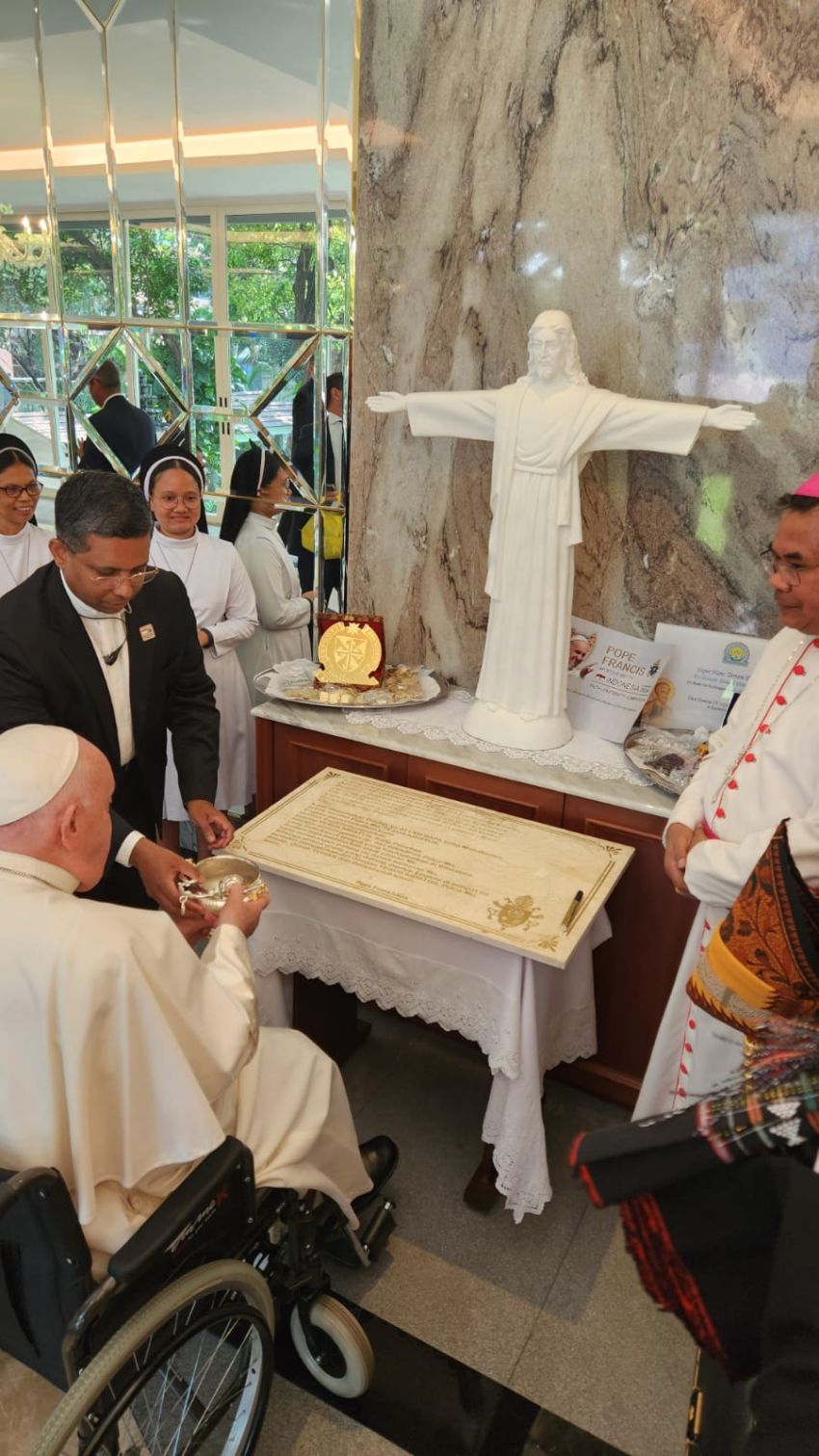 Paus Fransiskus Berkati Patung Yesus Kristus Sibeabea, Secara Simbolik