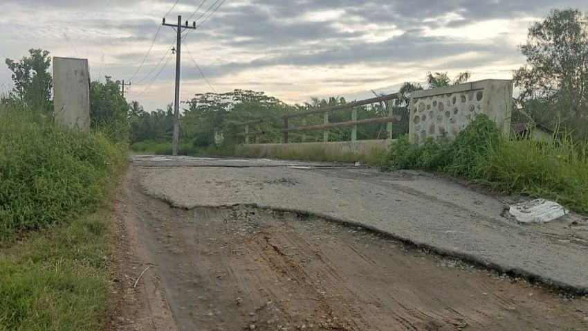 Jalan dan Sandaran Jembatan Bogak Pangkal Desa Pematang Kuala Sergai Rusak, Ganggu Pengguna Jalan