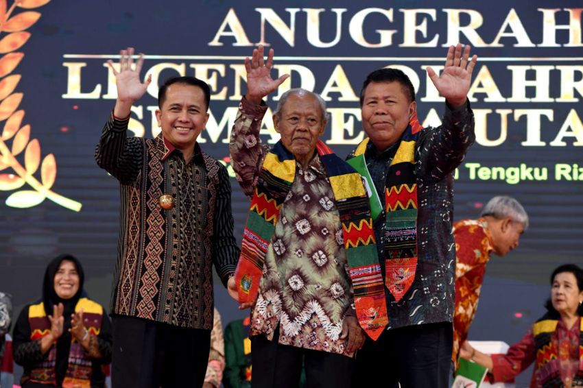 Pj Gubernur Sumut Beri Penghargaan kepada Para Legenda Olahraga Sumut