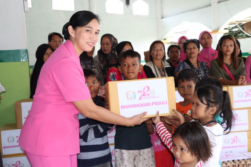 Salurkan Bansos, Ketua Bhayangkari Pematangsiantar Kunjungi Keluarga Korban Kebakaran