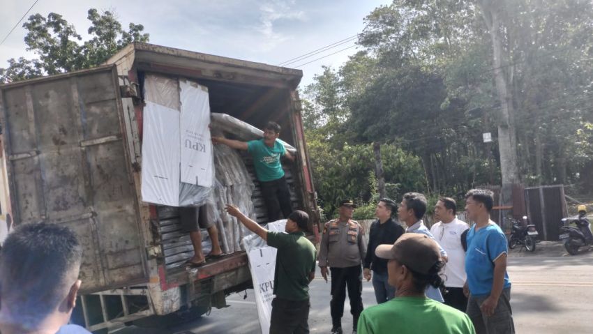 Logistik Kotak Pilkada Tiba di Gudang KPU, Polres Pematangsiantar Lakukan Pengamanan