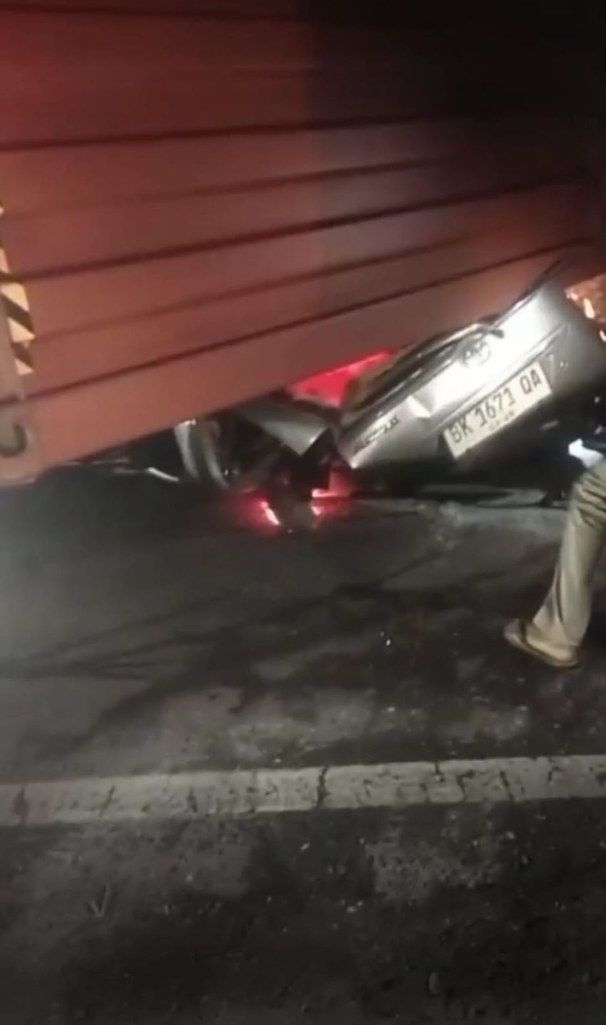 Truk Kontainer Timpa Minibus, Tiga Orang Tewas di Tempat