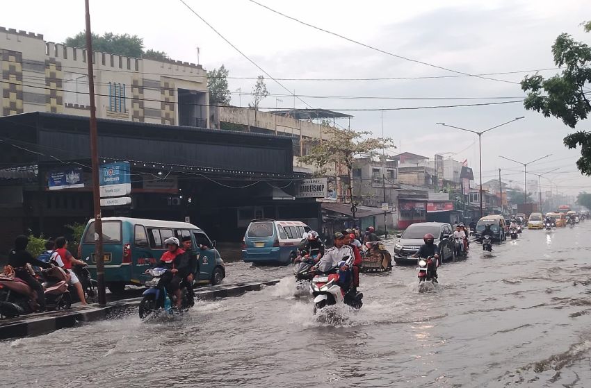 Jalan Raya dan Pemukiman Penduduk di Marelan dan Medan Labuhan Terendam Banjir