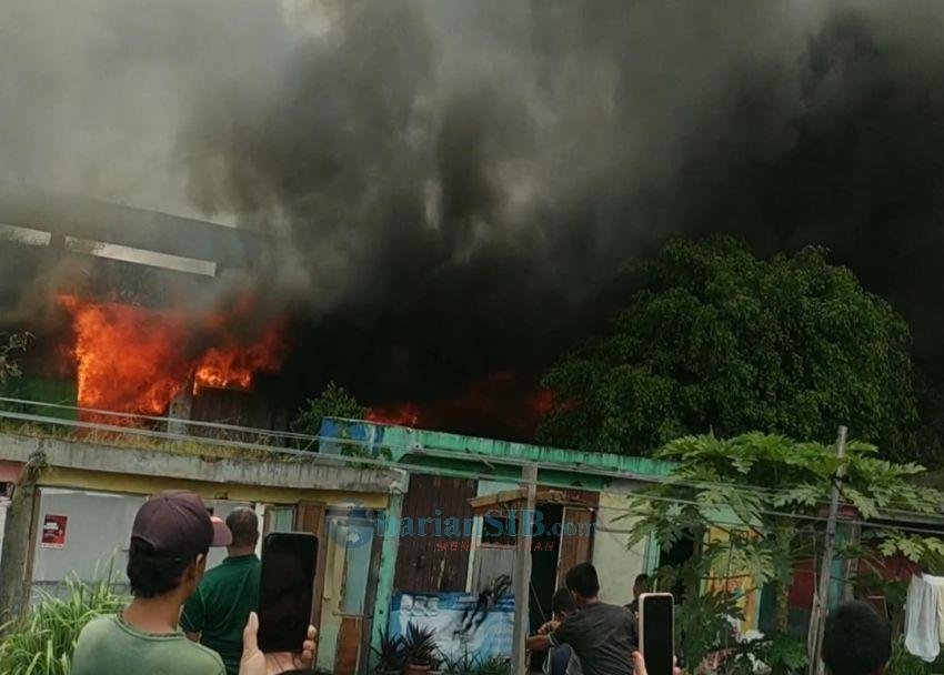 Gumpalan Asap Mengepul dan Api Membara di Gedung IV Pasar Horas Pematangsiantar