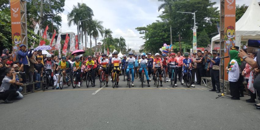 15 Kontingen PON XXI Balap Sepeda Putri Dilepas Wali Kota Pematangsiantar