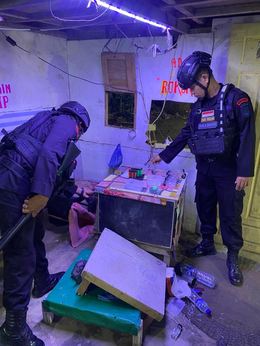 Personel Brimob Polda Sumut Gerebek Lokasi Narkoba di Sunggal