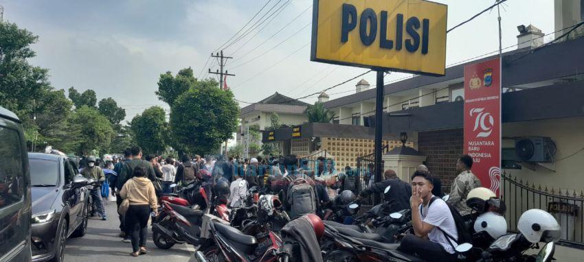 Pemohon SKCK Membludak Hingga Depan Mapolrestabes Medan