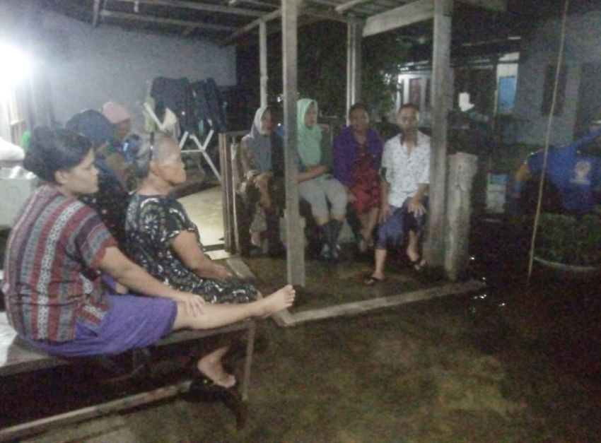 Asri Ludin Tambunan Serahkan Bantuan kepada Korban Banjir di Hamparanperak