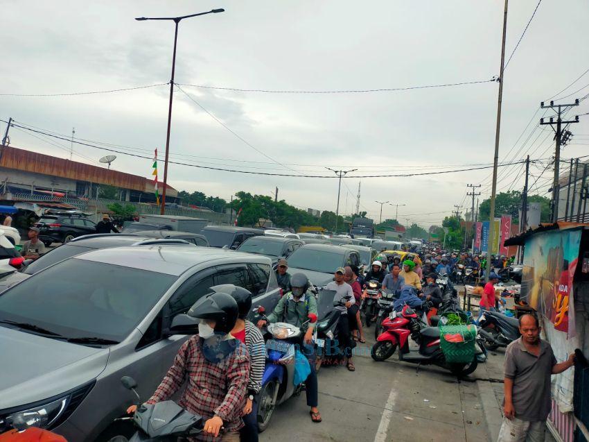 Jalan Cemara -Jalan Pancing Langganan Macet Tiap Hari Tanpa Pengaturan Petugas