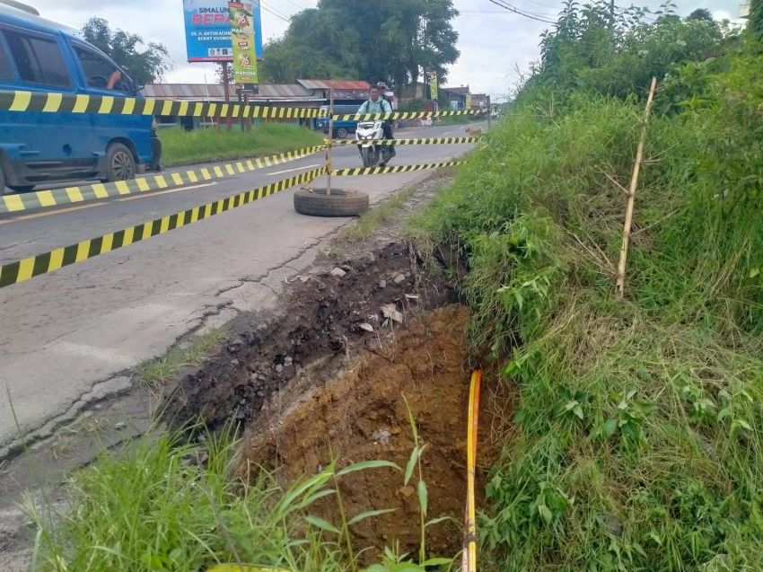 Bahu Jalan Nasional di Saribudolok Simalungun Amblas