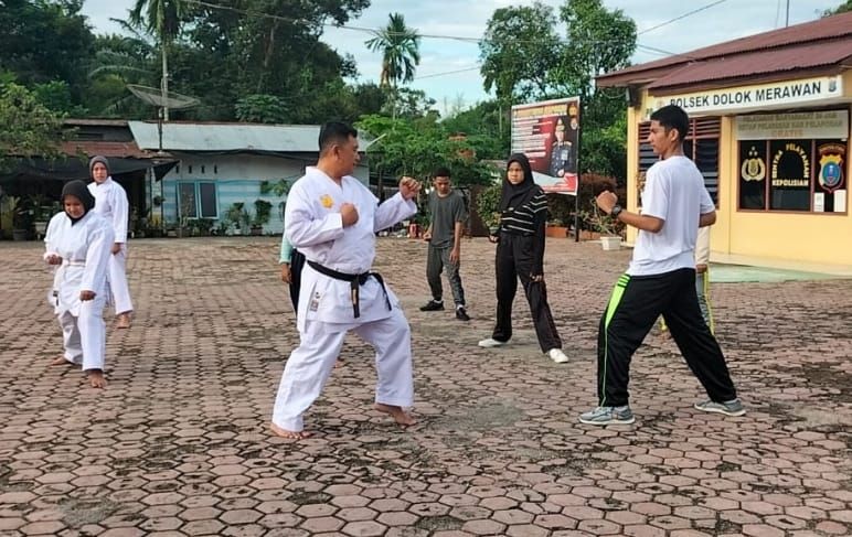 Kapolsek Dolokmerawan Beri Pelatihan Bela Diri Karate kepada Generasi Muda