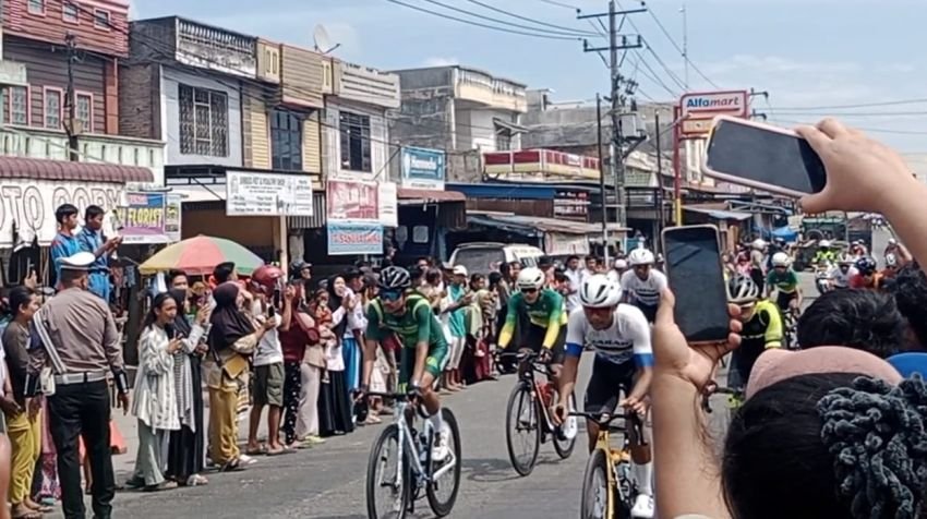 Warga Antusias Saksikan Balap Sepeda PON XXI di Jalinsum Sei Rampah