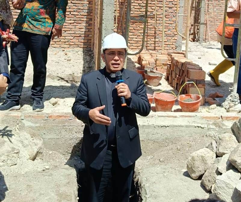 Ephorus HKBP Letakan Batu Pertama Pembangunan Pavilium Ruangan Perawatan Ibu dan Anak RSU HKBP Balige