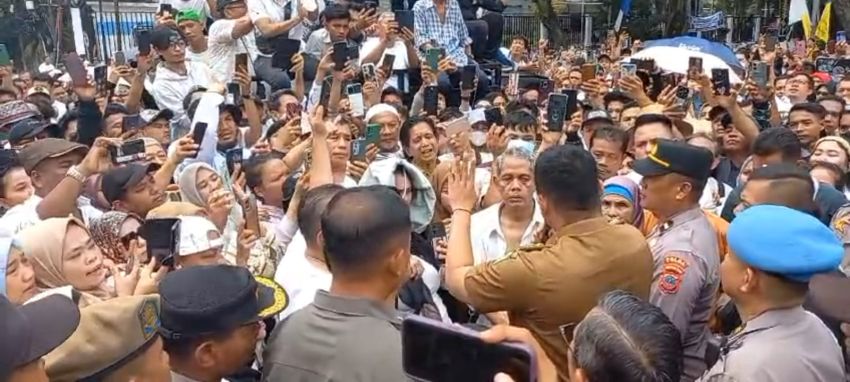 Ratusan Pedagang Pusat Pasar Gelar Aksi Unjukrasa di Kantor Wali Kota Medan