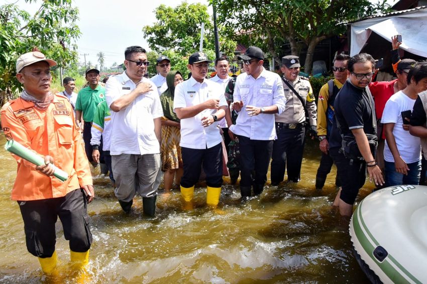 Pj Bupati Deliserdang Tinjau Banjir di Hamparan Perak