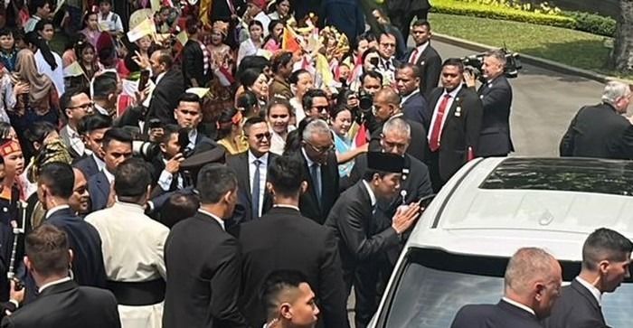 Jokowi Antar Paus Fransiskus Sampai ke Mobil