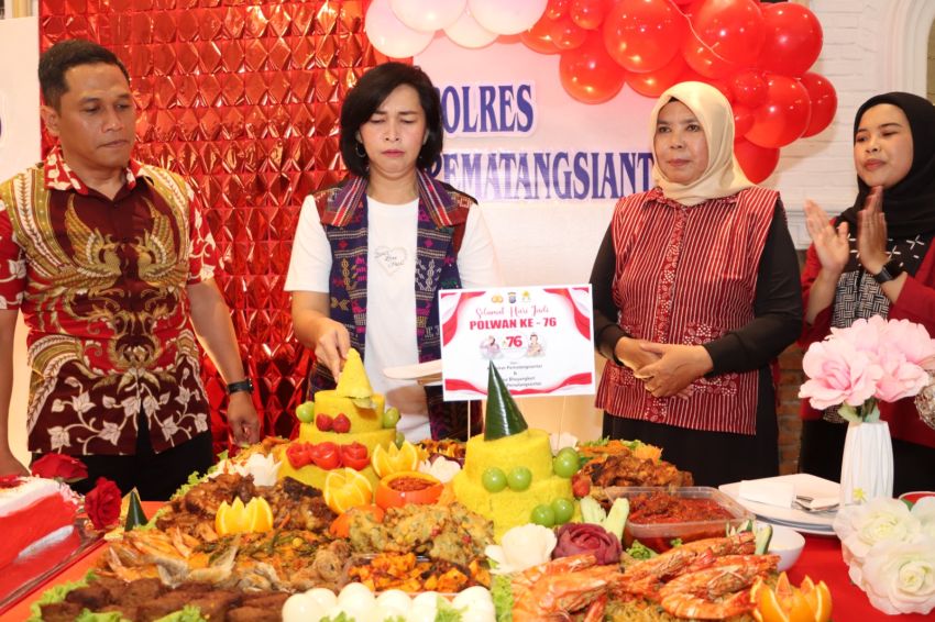Syukuran HUT ke-76 Polwan, Kapolres Pematangsiantar Beri Tumpeng ke Polwan Termuda dan Tertua