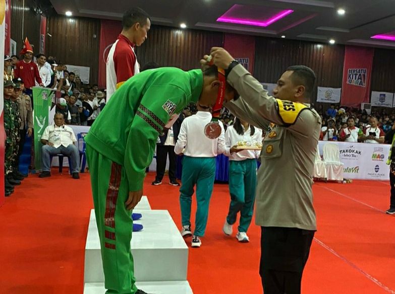 Kapolres Pematangsiantar Kalungkan Medali kepada Atlet Juara Tinju PON XXI