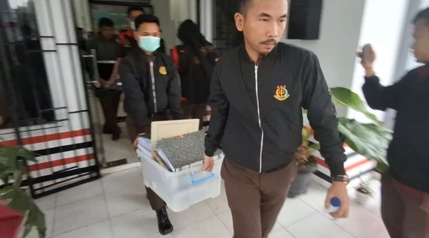 Tim Penyidik Kejari Humbahas Sita Sejumlah Dokumen dan Alat Bukti dari Kantor DLH