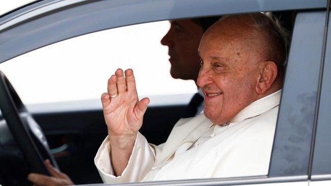 Naik Mobil, Paus Fransiskus Duduk di Samping Sopir