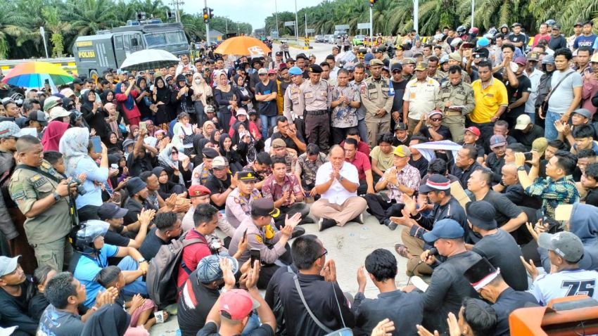 Aliansi Masyarakat dari Empat Kecamatan di Asahan Blokir Jalan Provinsi karena Jalan Rusak Tak Kunjung Diperbaiki