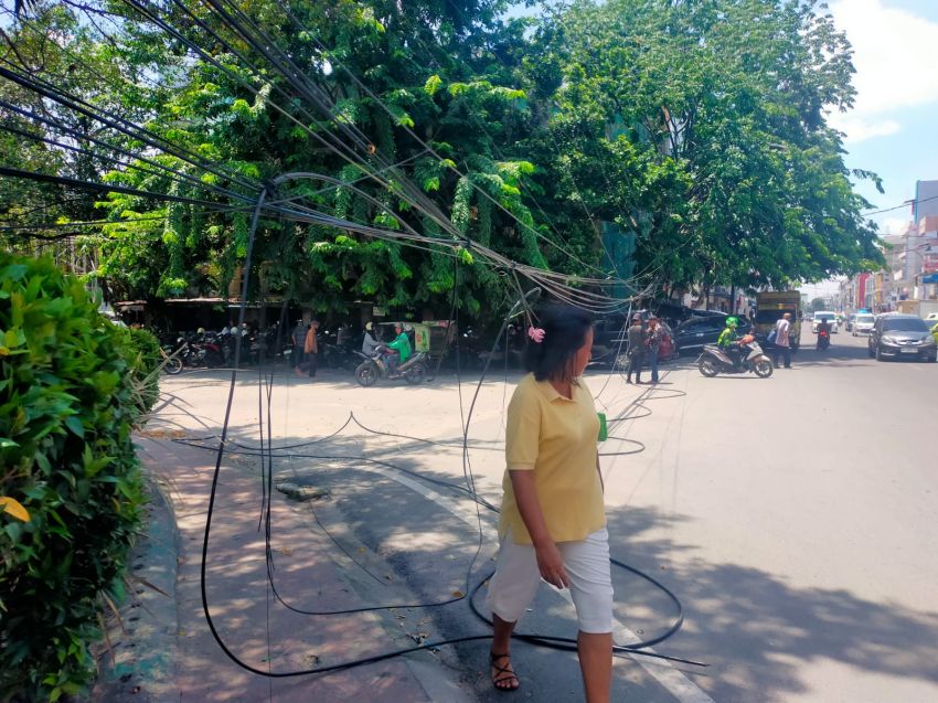 Hati-hati, Ada Kabel Putus dan Melintang di Badan Jalan Sutomo Medan