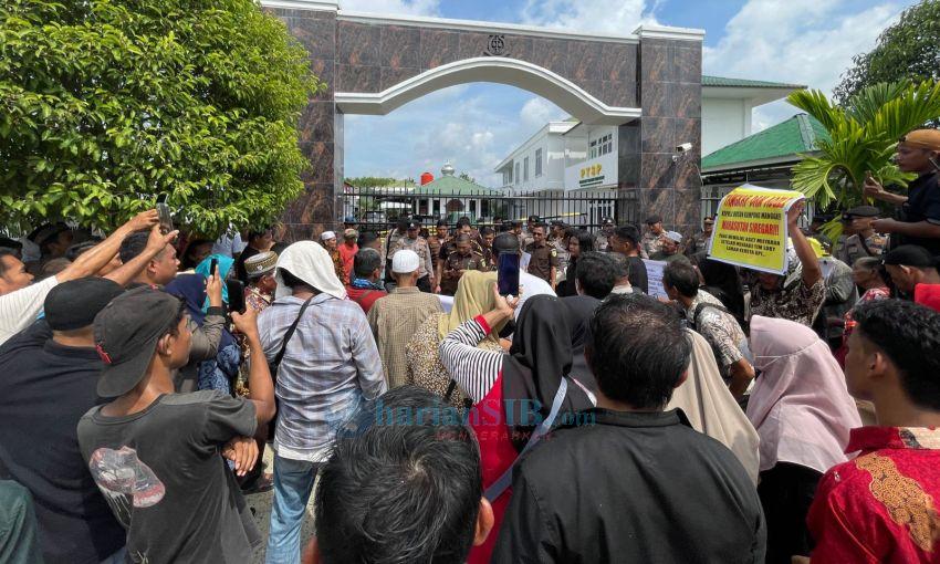 Warga Demo di Kejari Labusel Minta Usut Masalah Ganti Rugi Pembebasan Lahan Kereta Api