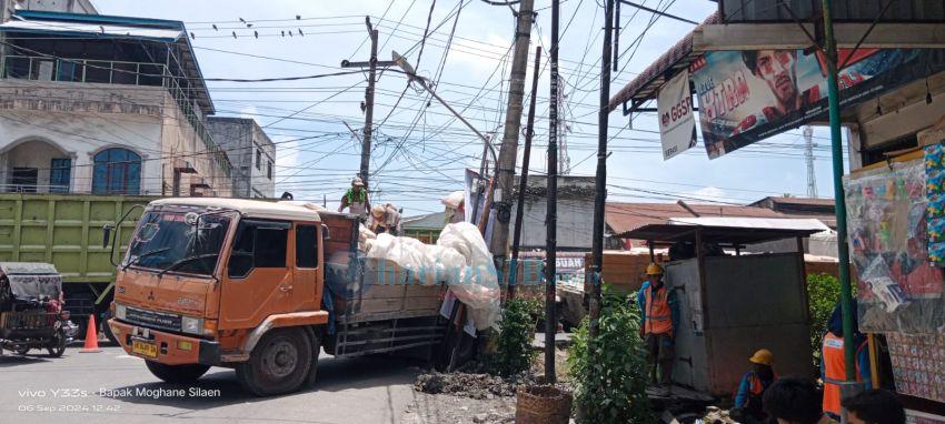 Tiang Listrik Patah Ditabrak Truk di Seirampah