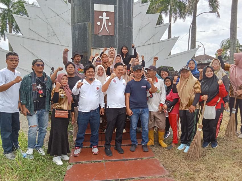 Horas Bangso Batak,Lurah Medan Barat, Mahasiswa dan Warga Gotongroyong Bersihkan Tugu Raja Sisingamangaraja XII di Medan