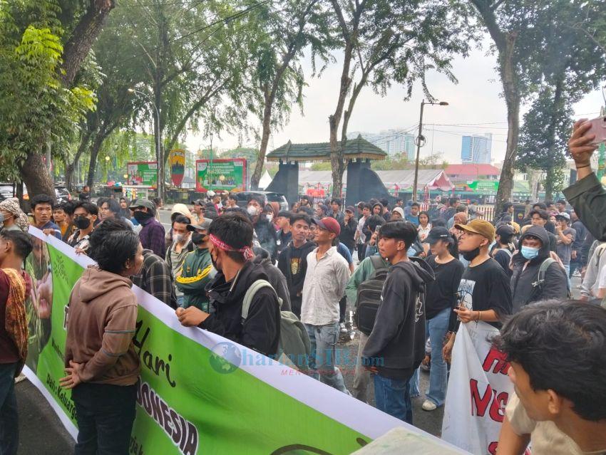 Peringati Hari Tani 2024, Massa Mahasiswa Unjuk Rasa ke DPRD SU