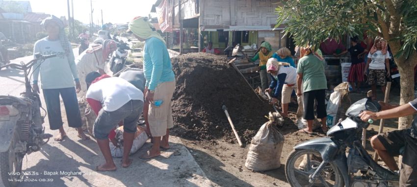Warga Bergotong Royong Timbun Jalan Usaha Tani di Pematang Terang Sergai