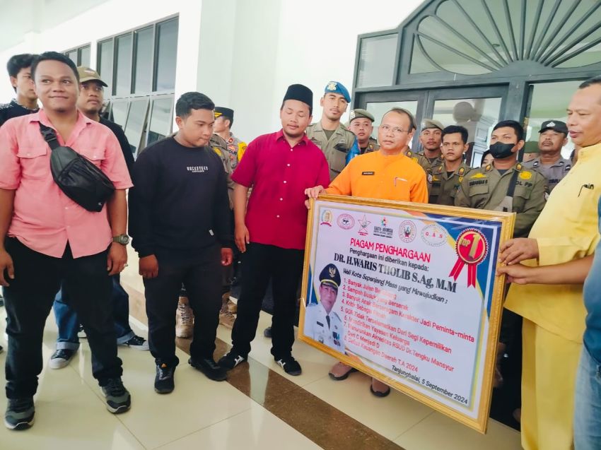 Wali Kota Tanjungbalai Terima Piagam Penghargaan dari Koalisi Wartawan dan Aktivis