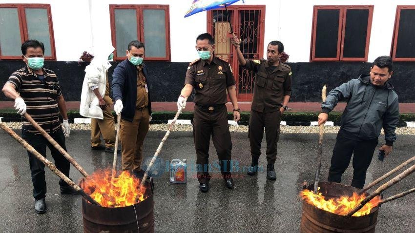 Kejari Humbahas Musnaskan BB yang Sudah Berkekuatan Hukum Tetap