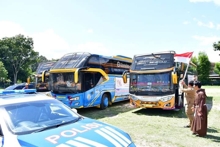 Rombongan Vakariat Samosir Diberangkatkan Ikut Misa di Jakarta
