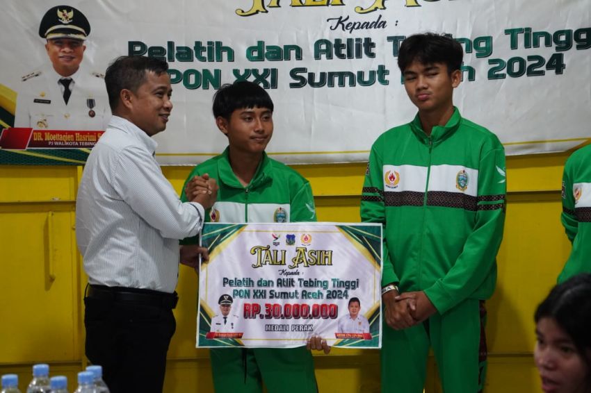 Atlet Tebingtinggi Peraih Medali PON Terima Tali Asih