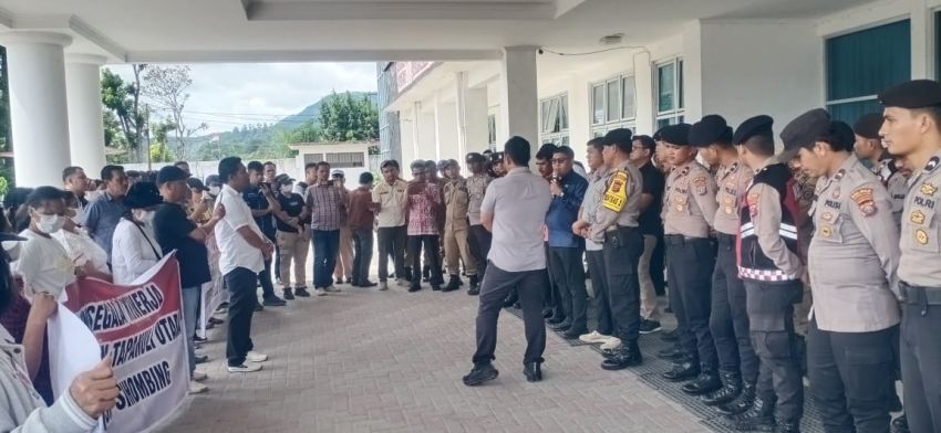 Oknum ASN Taput Diduga Lakukan Perbuatan Mesum, Massa Demo Minta Tindakan Tegas