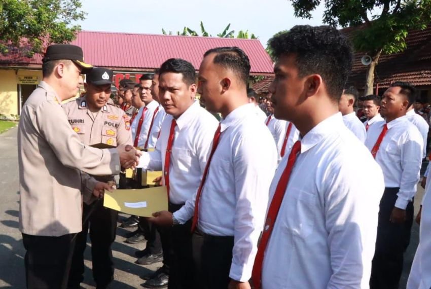 Kapolres Binjai Beri Penghargaan Kepada Personel Berprestasi