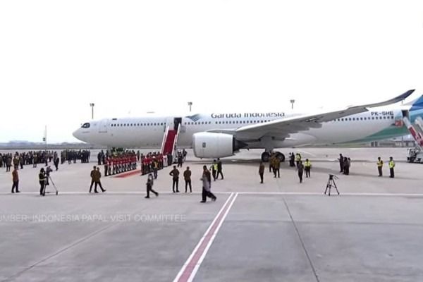 Gunakan Pesawat Garuda, Paus Fransiskus Tinggalkan Indonesia
